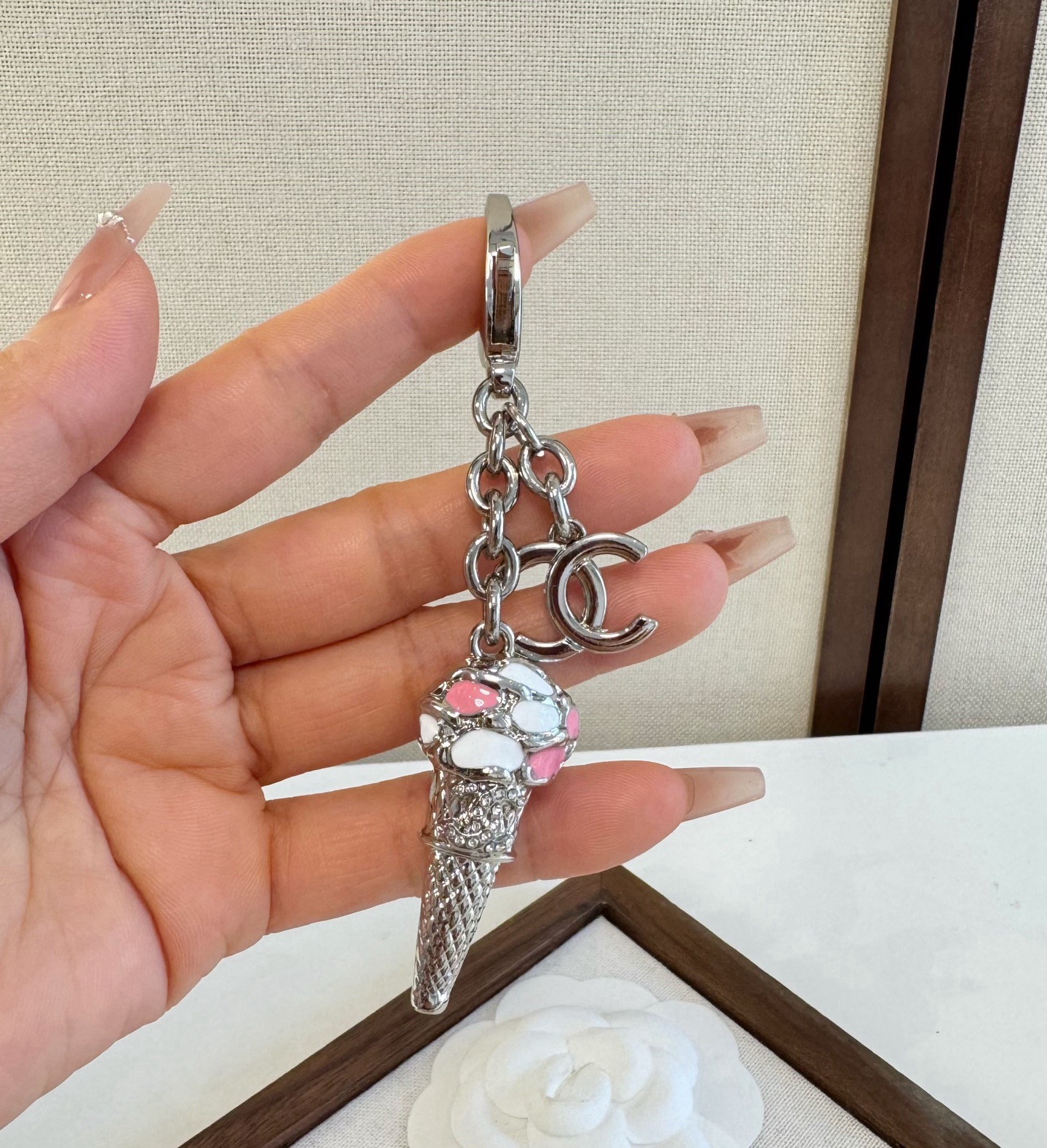 🔥CHANEL香奈儿冰淇淋🍦钥匙扣挂件 ~包包挂饰车钥匙挂件 精巧珐琅搭配双C标志，奢华与趣味并存。随身挂包/钥匙，解锁