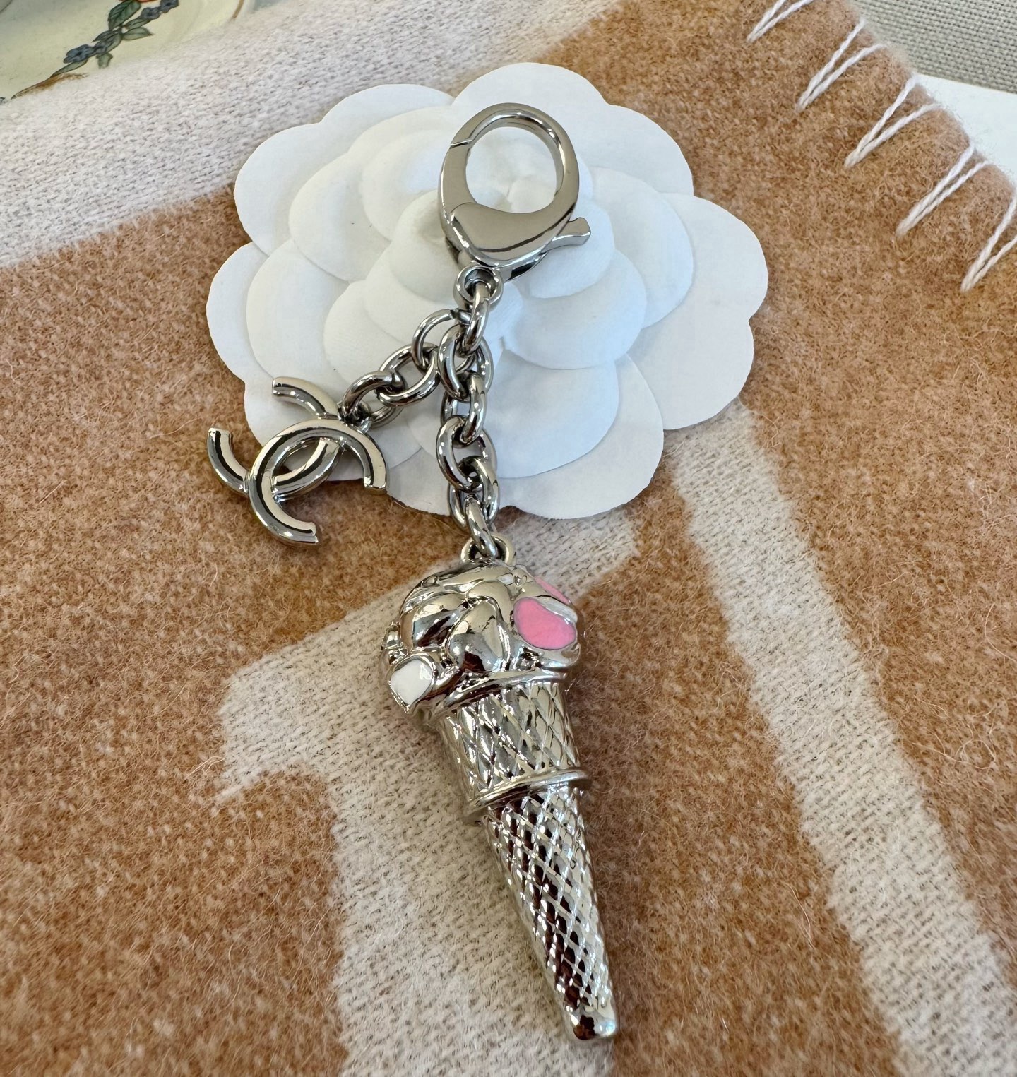 🔥CHANEL香奈儿冰淇淋🍦钥匙扣挂件 ~包包挂饰车钥匙挂件 精巧珐琅搭配双C标志，奢华与趣味并存。随身挂包/钥匙，解锁