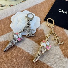 🔥CHANEL香奈儿冰淇淋🍦钥匙扣挂件 ~包包挂饰车钥匙挂件 精巧珐琅搭配双C标志,奢华与趣味并存。随身挂包/钥匙,解锁 🔥CHANEL香奈儿冰淇淋🍦钥匙扣挂件 ~包包挂饰车钥匙挂件 精巧珐琅搭配双C标志,奢华与趣味并存。随身挂包/钥匙,解锁