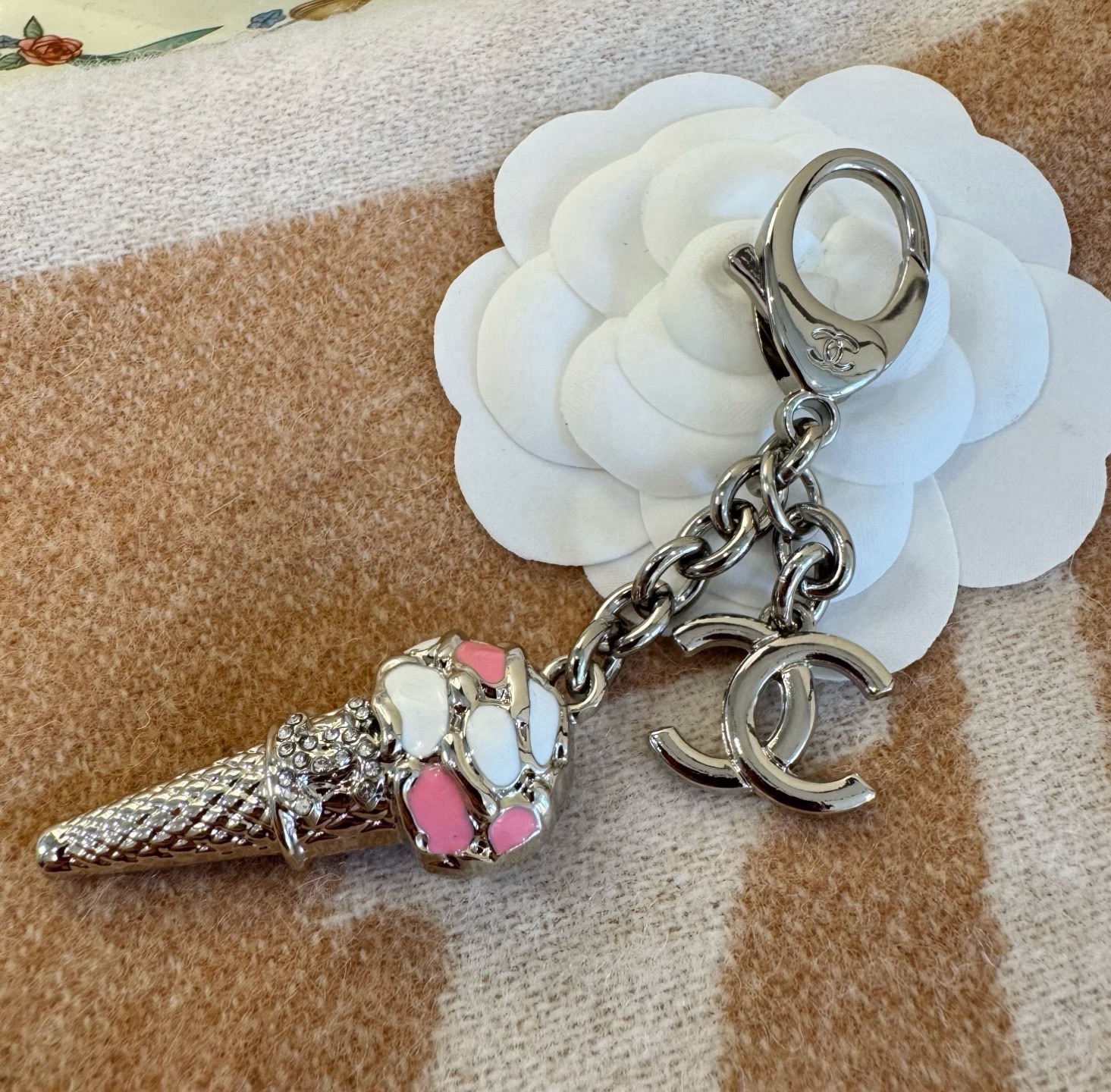 🔥CHANEL香奈儿冰淇淋🍦钥匙扣挂件 ~包包挂饰车钥匙挂件 精巧珐琅搭配双C标志，奢华与趣味并存。随身挂包/钥匙，解锁