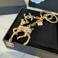 🔥CHANEL香奈儿梅花鹿🦌钥匙扣挂件 ~包包挂饰车钥匙挂件 经典双C标志,奢华与趣味并存。随身挂包/钥匙,解锁好运与财 🔥CHANEL香奈儿梅花鹿🦌钥匙扣挂件 ~包包挂饰车钥匙挂件 经典双C标志,奢华与趣味并存。随身挂包/钥匙,解锁好运与财