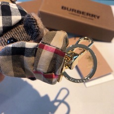 Burberry代工厂小熊🐻挂件,巴宝莉披丝巾泰迪熊钥匙扣挂件 温柔到心里🥰 准备已久、精致自留 ! 内部填充物与专 Burberry代工厂小熊🐻挂件,巴宝莉披丝巾泰迪熊钥匙扣挂件 温柔到心里🥰 准备已久、精致自留 ! 内部填充物与专