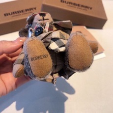 Burberry代工厂小熊🐻挂件,巴宝莉披丝巾泰迪熊钥匙扣挂件 温柔到心里🥰 准备已久、精致自留 ! 内部填充物与专 Burberry代工厂小熊🐻挂件,巴宝莉披丝巾泰迪熊钥匙扣挂件 温柔到心里🥰 准备已久、精致自留 ! 内部填充物与专