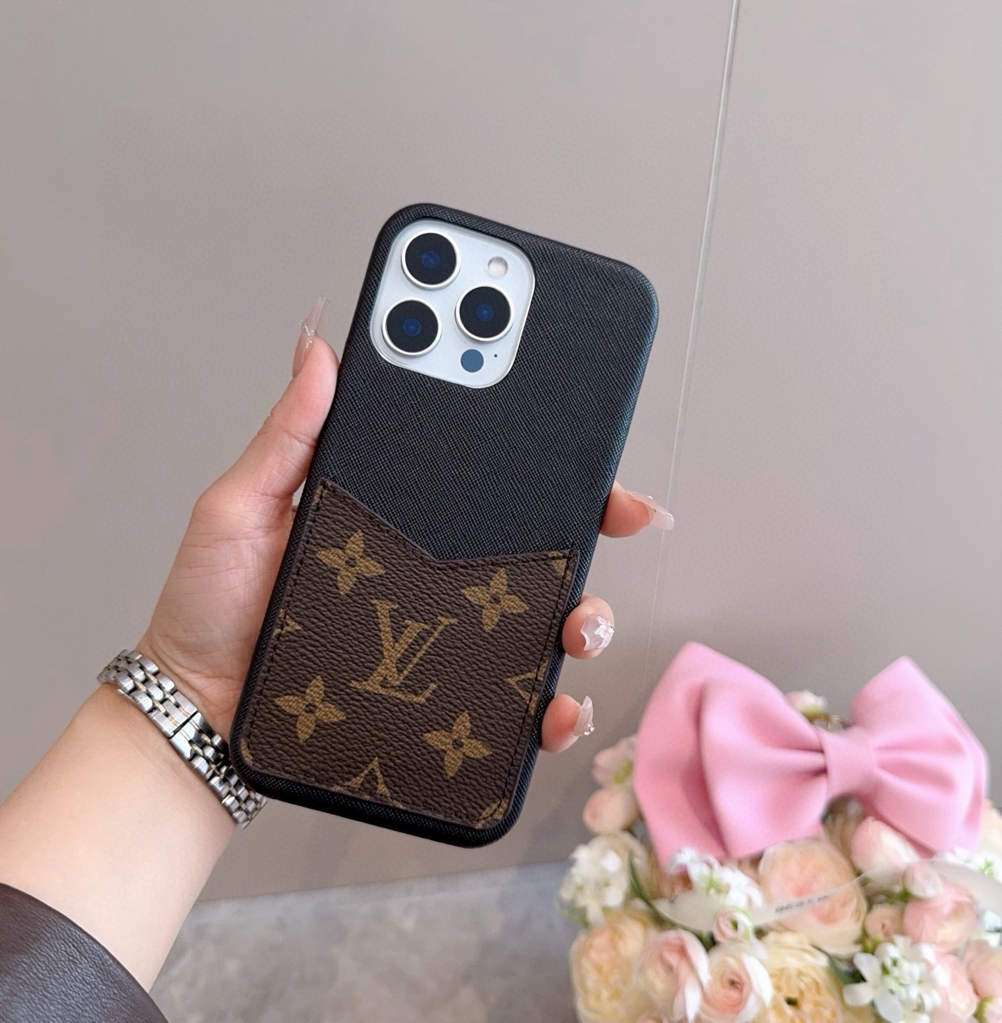 NO:895468,The same classic presbyopic card phone case on the LV official website Presbyopic spliced card phone case Model In order to avoid error models, please open this machine to check the model displayed in the phone settings iPhone17 series update iphone17promax iPhone17pro iPhone17 iPhone16pro Max (6.9) iPhone16pro. (6.3) iPhone16 (6.3) iPhone15pro max (6.7) iPhone15pro (6.1) iPhone15 (6.1)  Need customized model (14/14pro/14pm/13pro, 13/13promax /12/12pm) mobile phone case, mobile phone case, louis vuitton, phone cases19860909LV官网同款经典老花插卡手机壳 老花拼接插卡手机壳 型号为了不出现报错型号,请打开本机查看手机设置显示的型号 iPhone17系列更新 iphone17promax iPhone17pro iPhone17 iPhone16pro Max（6.9） iPhone16pro.（6.3） iPhone16（6.3） iPhone15pro max（6.7） iPhone15pro（6.1） iPhone15（6.1） 需定制型号（14/14pro/14pm/13pro,13/13promax /12/12pm）手机壳,手机壳,louis vuitton,phone cases,accessory