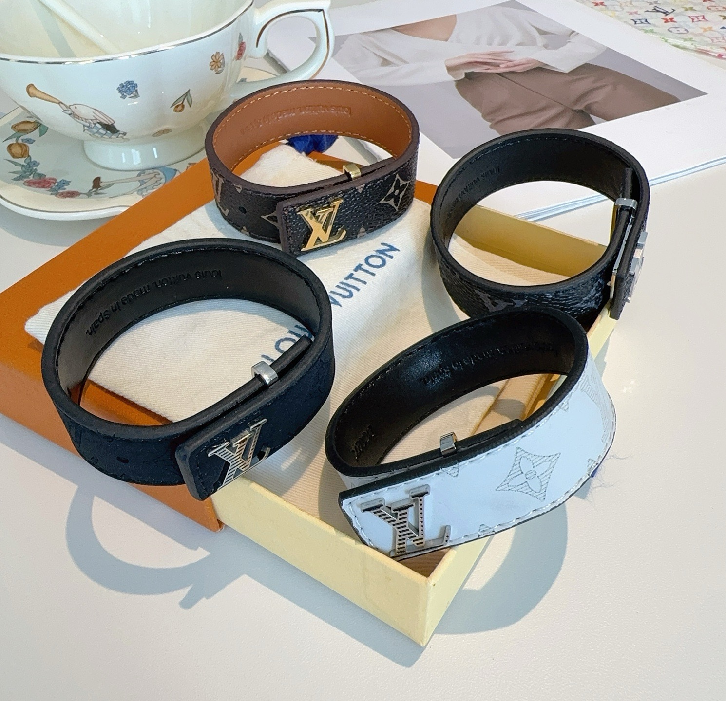 NO:895472,The best version of LV leather cord bracelet in the market. LV presbyopic leather cord bracelet. The same brass material as in the counter. Hot model shipped. Unique design. Retro and avant-garde. Unisex keychain, keychain, louis vuitton, bracelet, bracelet, keychain.19860909LV皮绳手环手镯市场最好版本 LV老花皮绳手链●专柜一致黄铜材质 火爆款出货 设计独特 复古前卫 男女通用款钥匙扣,钥匙扣,louis vuitton,bracelet,bracelet,keychain,accessory