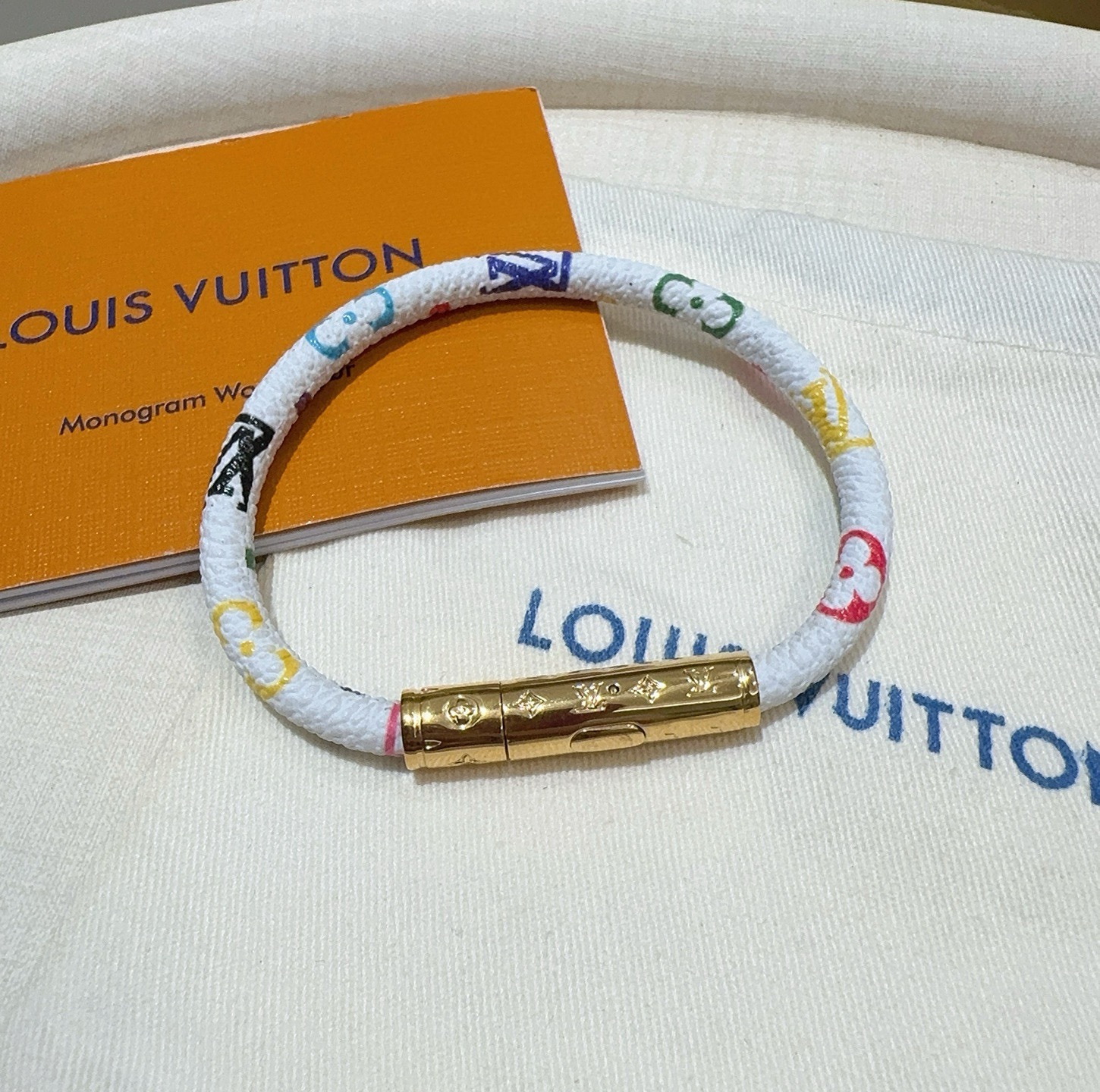 NO:895480,LV White Color Bracelet Presbyopia Leather Cord Bracelet The same brass material as the counter. Popular model shipped. Unique design. Must-have keychain for beauties, keychain, louis vuitton, bracelet, bracelet, keychain.19860909LV 白彩手镯老花皮绳手链 专柜一致黄铜材质 火爆款出货 设计独特 美女必备钥匙扣,钥匙扣,louis vuitton,bracelet,bracelet,keychain,accessory