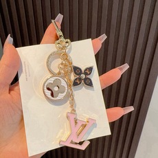 🔥Lv 钥匙扣包挂件 SPring Street Chain 包饰将 Monogram 花卉和 LV 字母等经典元素化为 🔥Lv 钥匙扣包挂件 SPring Street Chain 包饰将 Monogram 花卉和 LV 字母等经典元素化为
