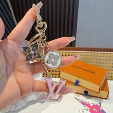 🔥Lv 钥匙扣包挂件 SPring Street Chain 包饰将 Monogram 花卉和 LV 字母等经典元素化为 🔥Lv 钥匙扣包挂件 SPring Street Chain 包饰将 Monogram 花卉和 LV 字母等经典元素化为