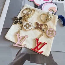 🔥Lv 钥匙扣包挂件 SPring Street Chain 包饰将 Monogram 花卉和 LV 字母等经典元素化为 🔥Lv 钥匙扣包挂件 SPring Street Chain 包饰将 Monogram 花卉和 LV 字母等经典元素化为