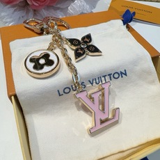 🔥Lv 钥匙扣包挂件 SPring Street Chain 包饰将 Monogram 花卉和 LV 字母等经典元素化为 🔥Lv 钥匙扣包挂件 SPring Street Chain 包饰将 Monogram 花卉和 LV 字母等经典元素化为