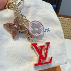 🔥Lv 钥匙扣包挂件 SPring Street Chain 包饰将 Monogram 花卉和 LV 字母等经典元素化为 🔥Lv 钥匙扣包挂件 SPring Street Chain 包饰将 Monogram 花卉和 LV 字母等经典元素化为