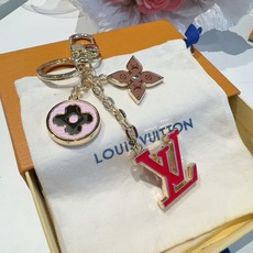 🔥Lv 钥匙扣包挂件 SPring Street Chain 包饰将 Monogram 花卉和 LV 字母等经典元素化为 🔥Lv 钥匙扣包挂件 SPring Street Chain 包饰将 Monogram 花卉和 LV 字母等经典元素化为