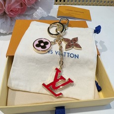 🔥Lv 钥匙扣包挂件 SPring Street Chain 包饰将 Monogram 花卉和 LV 字母等经典元素化为 🔥Lv 钥匙扣包挂件 SPring Street Chain 包饰将 Monogram 花卉和 LV 字母等经典元素化为