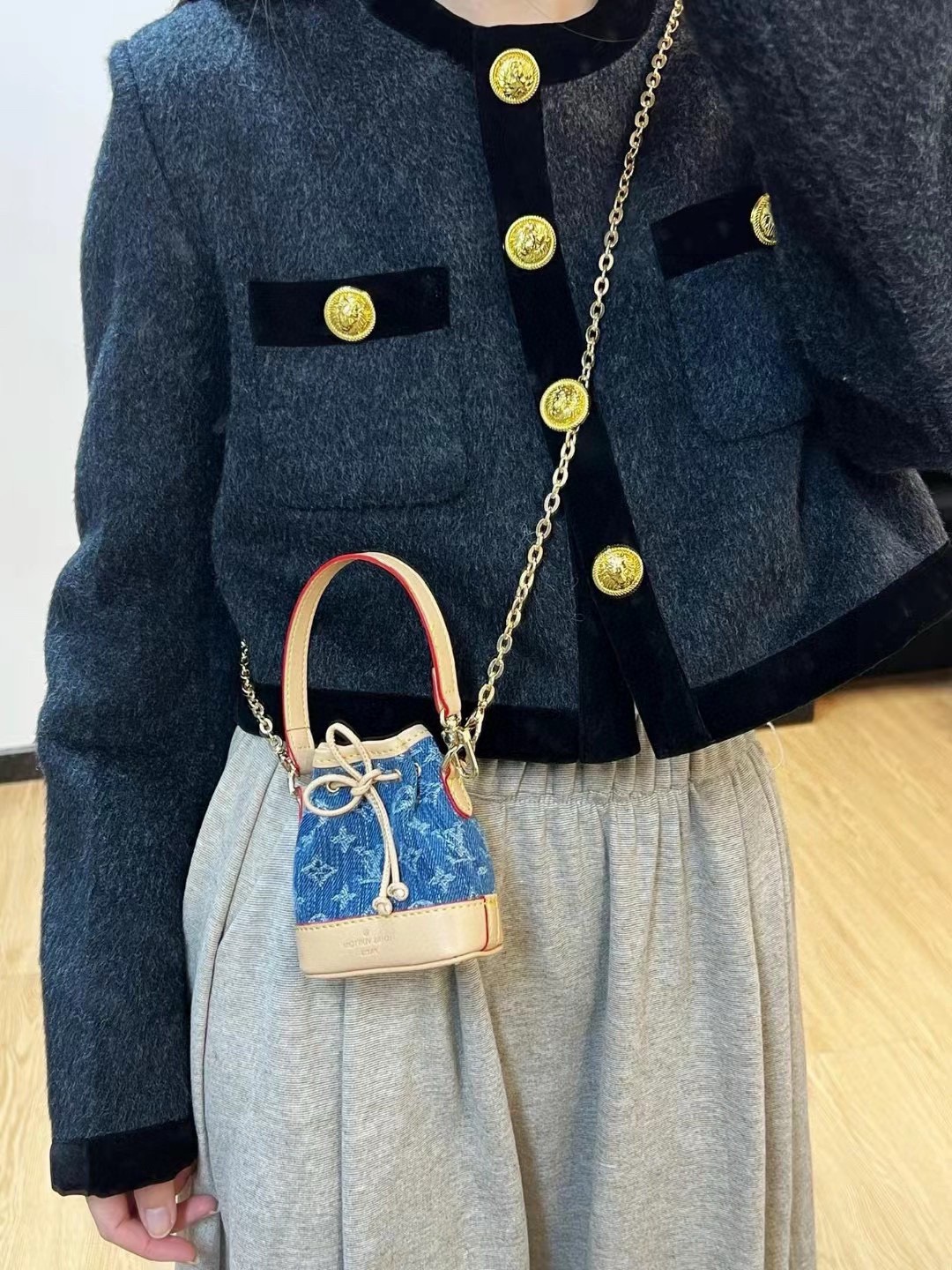 NO:895544,New product with chain MICRO NOE bag decoration crossbody mini bag keychain Louis Vuitton Louis Vuitton lv mini denim bucket bag pendant keychain can hold Bluetooth headphones and lipstick This Micro Noe bag decoration interprets the brand's classic elements with a pocket design Size 9.5x8.5x4.5 keychain, keychain, louis vuitton, louis vuitton, louis vuitton, keychain19860909配链条新品 MICRO NOE 包饰 斜挎mini包包钥匙扣 Louis Vuitton 路易威登lv迷你牛仔水桶包挂件钥匙扣 可放蓝牙耳机 口红 本款Micro Noe 包饰以袖珍设计诠释品牌经典元素 尺寸9.5x8.5x4.5钥匙扣,钥匙扣,louis vuitton,louis vuitton,louis vuitton,keychain,accessory