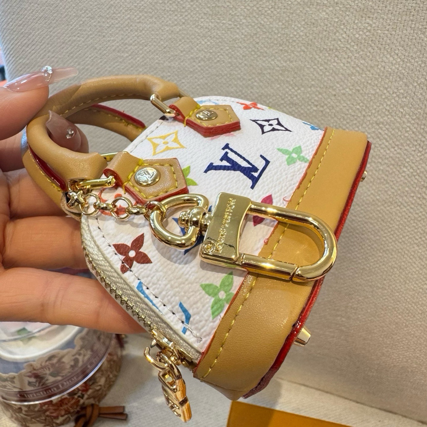 ❗爆款🔥路易威登LOUIS VUITTON 新款 老花&白三彩mini包包贝壳包  LV包包挂饰，钥匙扣，零钱包，耳机包