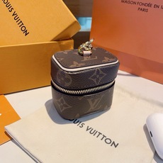 ❗️lv 迷你包包 零钱包钥匙扣耳机包 包包挂件挂饰 可放耳机 卡片 💄零钱等小物件 Vanity Monogram ❗️lv 迷你包包 零钱包钥匙扣耳机包 包包挂件挂饰 可放耳机 卡片 💄零钱等小物件 Vanity Monogram