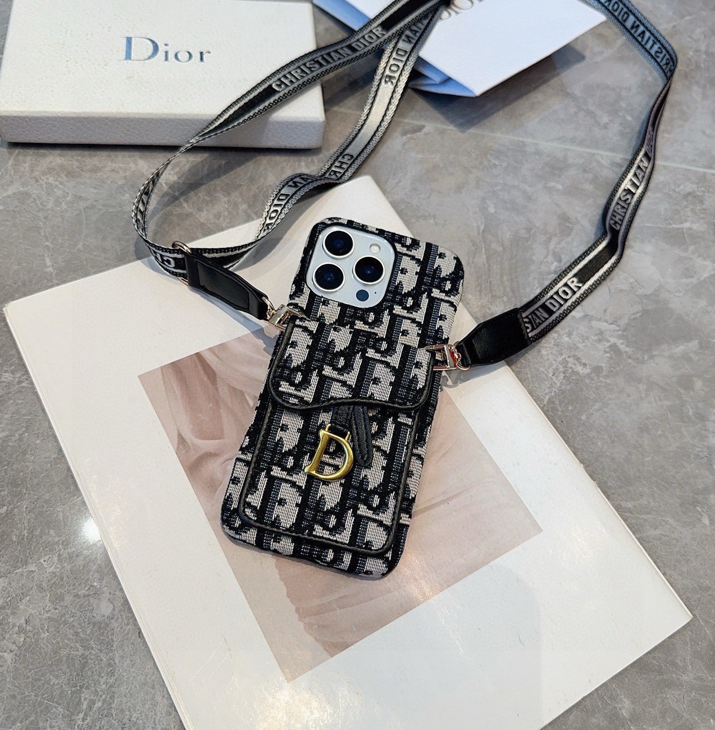 NO:895422,Dior saddle bag card holder mobile phone case, can hold cards, documents, can be used as a stand, with the same webbing shoulder strap, cross-body mobile phone case is a must-have for girls!  Model In order to avoid error models, please open the machine and check the model displayed in the mobile phone settings: iPhone17 iPhone17pro iPhone17pro max iPhone16pro Max (6.9) iPhone16pro. (6.3) iPhone16 (6.3) iPhone15pro max (6.7) iPhone15pro (6.1) iPhone15 (6.1) iPhone14 (6.1) iPhone14pro (6.1) iPhone14pro Max (6.7)  Customized models are required (11max/11/12pro, 12pro Max/13/13pro/13promax/plus). Customized models are not returnable. Mobile phone cases, mobile phone cases, dior, dior, phone cases19860909Dior迪奥马鞍包插卡包手机壳,可装卡片、证件,可当支架,搭配同款织带肩带,斜挎手机壳小姐姐必备款！ 型号为了不出现报错型号,请打开本机查看手机设置显示的型号 iPhone17 iPhone17pro iPhone17pro max iPhone16pro Max（6.9） iPhone16pro.（6.3） iPhone16（6.3） iPhone15pro max（6.7） iPhone15pro（6.1） iPhone15（6.1） iPhone14（6.1） iPhone14pro（6.1） iPhone14pro Max（6.7） 需定制型号（11max/11/12pro,12pro Max/13/13pro/13promax/plus）定制型号不退换 手机壳,手机壳,dior,dior,phone cases,accessory