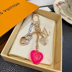 🔥Lv 钥匙扣包包挂件挂饰 SPring Street Chain 包饰将 Monogram 花卉💗和 LV 字母等经典 🔥Lv 钥匙扣包包挂件挂饰 SPring Street Chain 包饰将 Monogram 花卉💗和 LV 字母等经典