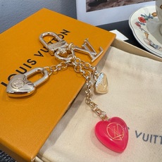 🔥Lv 钥匙扣包包挂件挂饰 SPring Street Chain 包饰将 Monogram 花卉💗和 LV 字母等经典 🔥Lv 钥匙扣包包挂件挂饰 SPring Street Chain 包饰将 Monogram 花卉💗和 LV 字母等经典