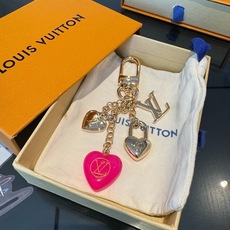 🔥Lv 钥匙扣包包挂件挂饰 SPring Street Chain 包饰将 Monogram 花卉💗和 LV 字母等经典 🔥Lv 钥匙扣包包挂件挂饰 SPring Street Chain 包饰将 Monogram 花卉💗和 LV 字母等经典