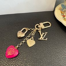 🔥Lv 钥匙扣包包挂件挂饰 SPring Street Chain 包饰将 Monogram 花卉💗和 LV 字母等经典 🔥Lv 钥匙扣包包挂件挂饰 SPring Street Chain 包饰将 Monogram 花卉💗和 LV 字母等经典