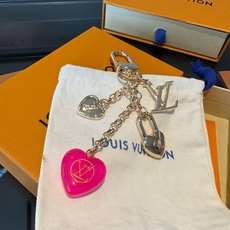 🔥Lv 钥匙扣包包挂件挂饰 SPring Street Chain 包饰将 Monogram 花卉💗和 LV 字母等经典 🔥Lv 钥匙扣包包挂件挂饰 SPring Street Chain 包饰将 Monogram 花卉💗和 LV 字母等经典