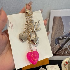 🔥Lv 钥匙扣包包挂件挂饰 SPring Street Chain 包饰将 Monogram 花卉💗和 LV 字母等经典 🔥Lv 钥匙扣包包挂件挂饰 SPring Street Chain 包饰将 Monogram 花卉💗和 LV 字母等经典
