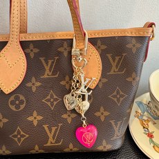 🔥Lv 钥匙扣包包挂件挂饰 SPring Street Chain 包饰将 Monogram 花卉💗和 LV 字母等经典 🔥Lv 钥匙扣包包挂件挂饰 SPring Street Chain 包饰将 Monogram 花卉💗和 LV 字母等经典