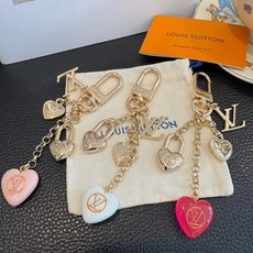 🔥Lv 钥匙扣包包挂件挂饰 SPring Street Chain 包饰将 Monogram 花卉💗和 LV 字母等经典 🔥Lv 钥匙扣包包挂件挂饰 SPring Street Chain 包饰将 Monogram 花卉💗和 LV 字母等经典