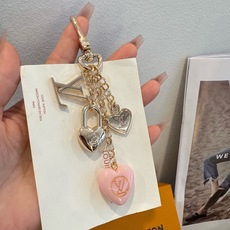 🔥Lv 钥匙扣包包挂件挂饰 SPring Street Chain 包饰将 Monogram 花卉💗和 LV 字母等经典 🔥Lv 钥匙扣包包挂件挂饰 SPring Street Chain 包饰将 Monogram 花卉💗和 LV 字母等经典