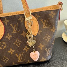 🔥Lv 钥匙扣包包挂件挂饰 SPring Street Chain 包饰将 Monogram 花卉💗和 LV 字母等经典 🔥Lv 钥匙扣包包挂件挂饰 SPring Street Chain 包饰将 Monogram 花卉💗和 LV 字母等经典