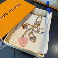 🔥Lv 钥匙扣包包挂件挂饰 SPring Street Chain 包饰将 Monogram 花卉💗和 LV 字母等经典 🔥Lv 钥匙扣包包挂件挂饰 SPring Street Chain 包饰将 Monogram 花卉💗和 LV 字母等经典
