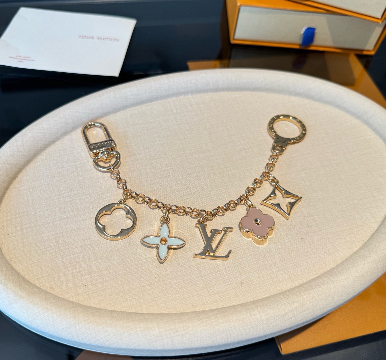 🔥 lv钥匙扣 包包挂链 挂饰 Fleur de Monogram 包饰链条聚焦经典 Monogram 元素，可为路易威