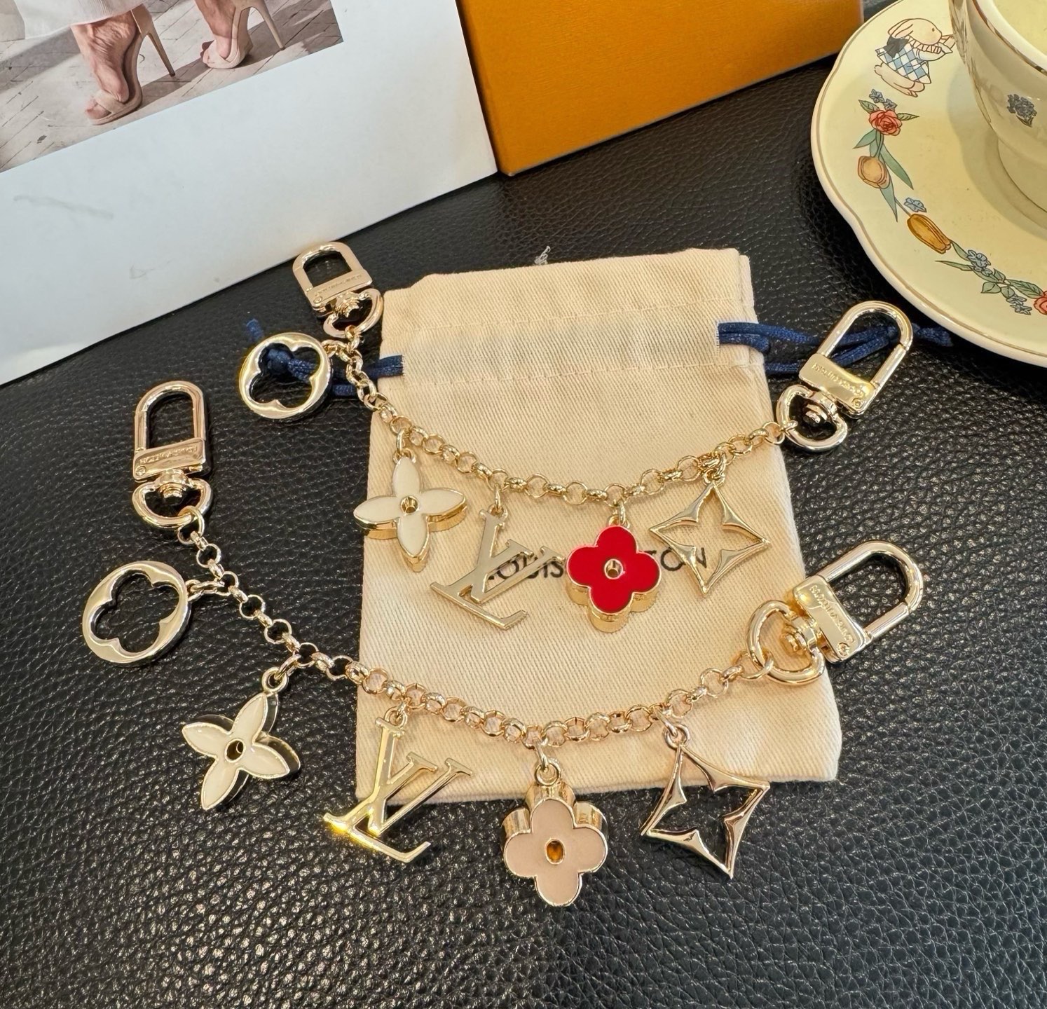 🔥 lv钥匙扣 包包挂链 挂饰 Fleur de Monogram 包饰链条聚焦经典 Monogram 元素，可为路易威