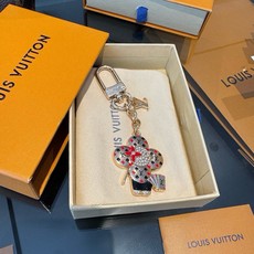 LV钥匙扣 薇薇安新款钥匙扣 包包挂件包饰 SPring Street Chain 包饰将 Monogram 花卉和 L LV钥匙扣 薇薇安新款钥匙扣 包包挂件包饰 SPring Street Chain 包饰将 Monogram 花卉和 L