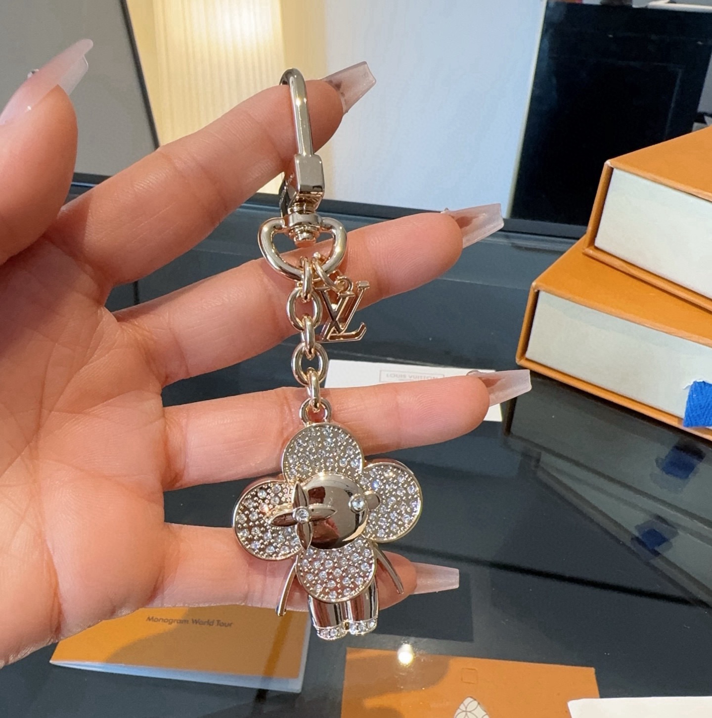LV钥匙扣 薇薇安新款钥匙扣 包包挂件包饰 SPring Street Chain 包饰将 Monogram 花卉和 L LV钥匙扣 薇薇安新款钥匙扣 包包挂件包饰 SPring Street Chain 包饰将 Monogram 花卉和 L
