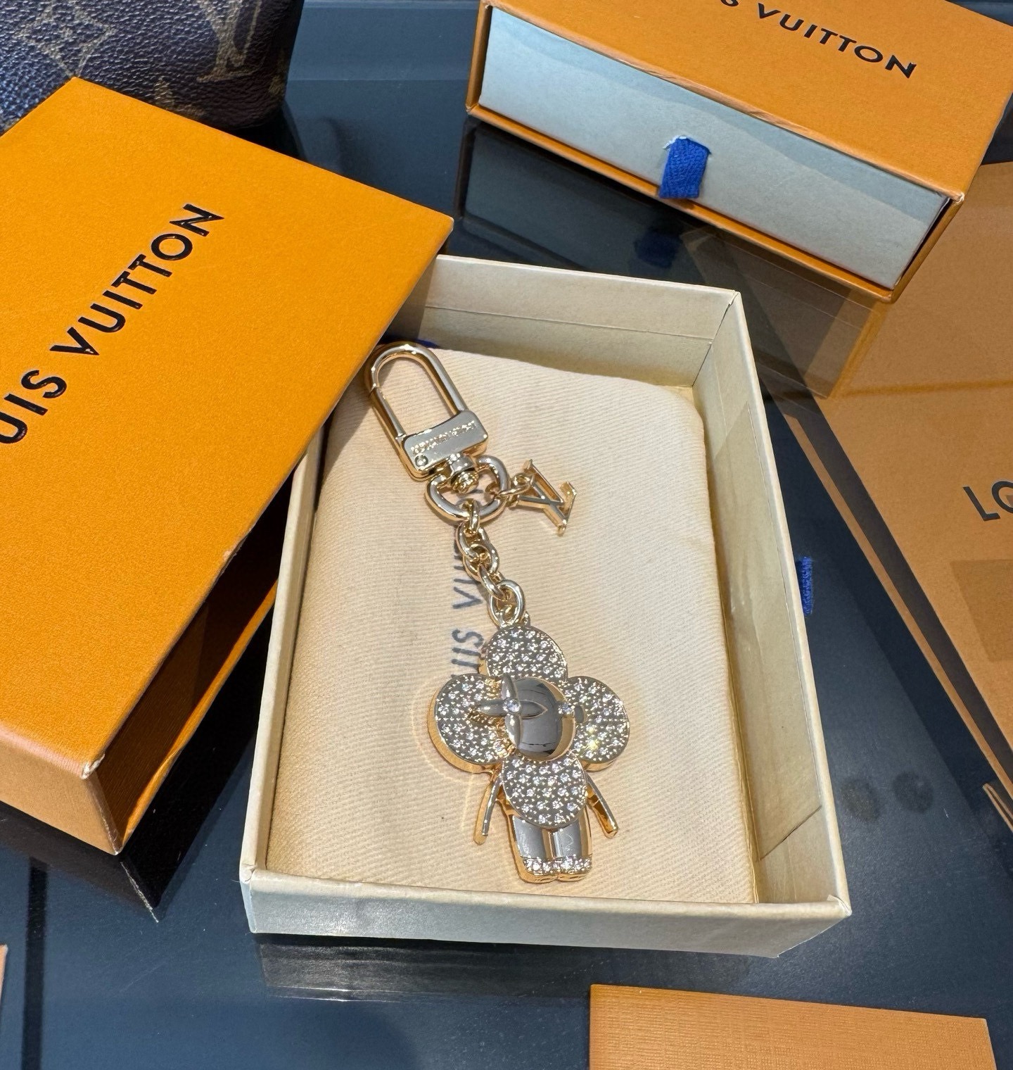 LV钥匙扣 薇薇安新款钥匙扣 包包挂件包饰 SPring Street Chain 包饰将 Monogram 花卉和 L LV钥匙扣 薇薇安新款钥匙扣 包包挂件包饰 SPring Street Chain 包饰将 Monogram 花卉和 L
