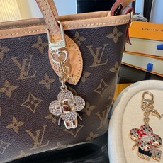 LV钥匙扣 薇薇安新款钥匙扣 包包挂件包饰 SPring Street Chain 包饰将 Monogram 花卉和 L LV钥匙扣 薇薇安新款钥匙扣 包包挂件包饰 SPring Street Chain 包饰将 Monogram 花卉和 L