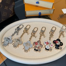 LV钥匙扣 薇薇安新款钥匙扣 包包挂件包饰 SPring Street Chain 包饰将 Monogram 花卉和 L LV钥匙扣 薇薇安新款钥匙扣 包包挂件包饰 SPring Street Chain 包饰将 Monogram 花卉和 L