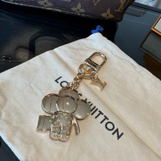 LV钥匙扣 薇薇安新款钥匙扣 包包挂件包饰 SPring Street Chain 包饰将 Monogram 花卉和 L LV钥匙扣 薇薇安新款钥匙扣 包包挂件包饰 SPring Street Chain 包饰将 Monogram 花卉和 L