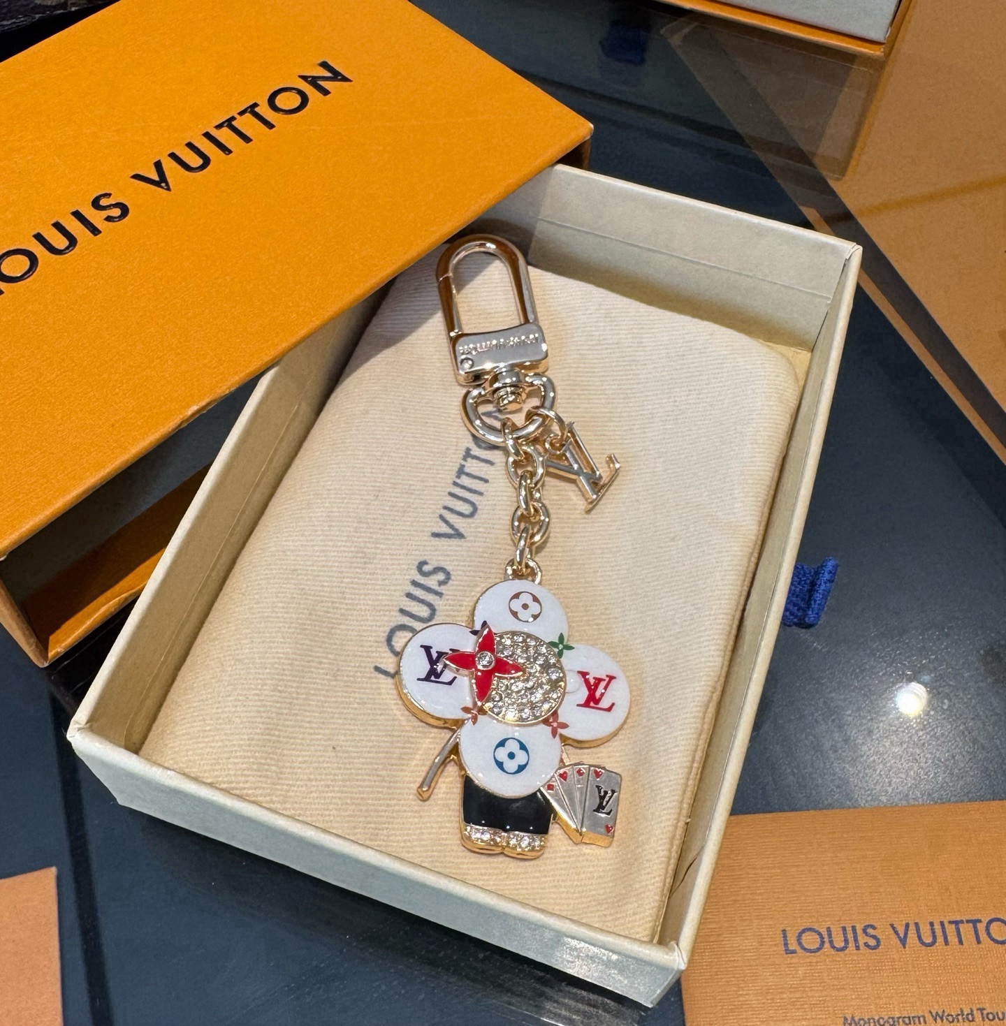 LV钥匙扣 薇薇安新款钥匙扣 包包挂件包饰 SPring Street Chain 包饰将 Monogram 花卉和 L LV钥匙扣 薇薇安新款钥匙扣 包包挂件包饰 SPring Street Chain 包饰将 Monogram 花卉和 L