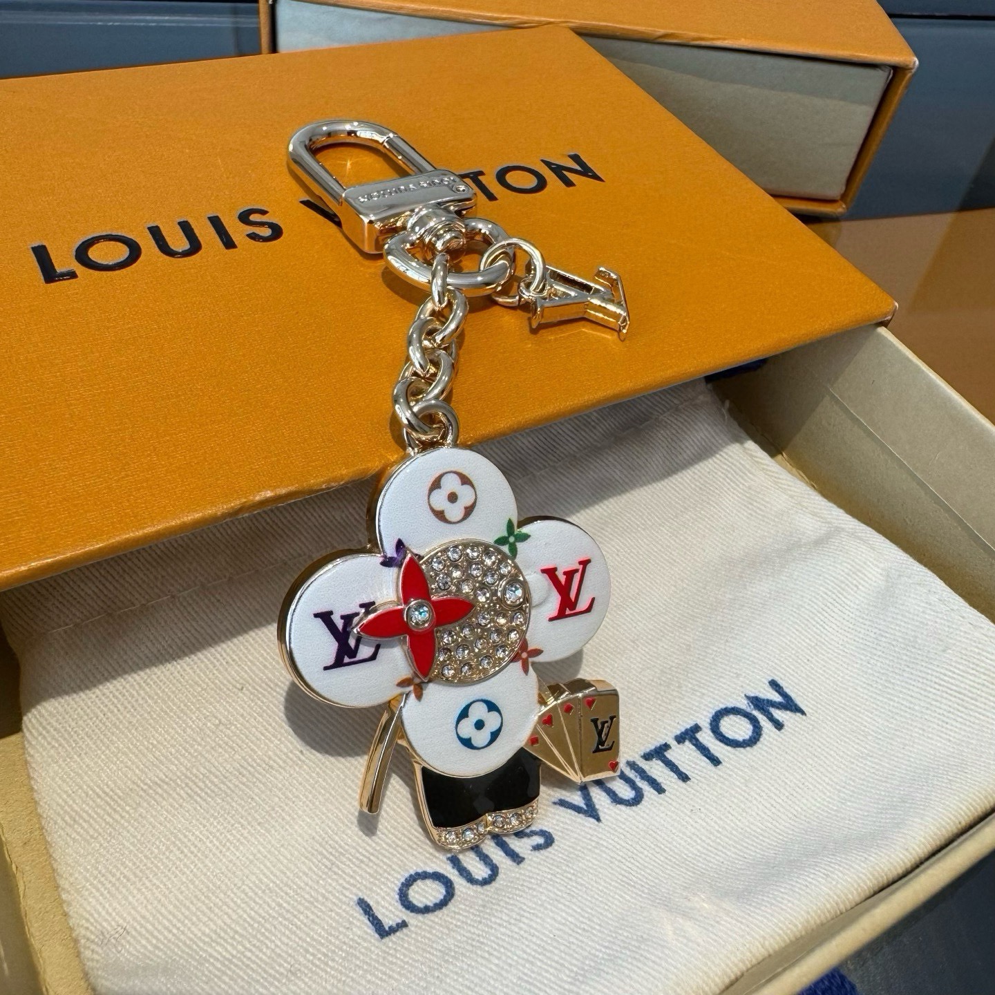 LV钥匙扣 薇薇安新款钥匙扣 包包挂件包饰 SPring Street Chain 包饰将 Monogram 花卉和 L LV钥匙扣 薇薇安新款钥匙扣 包包挂件包饰 SPring Street Chain 包饰将 Monogram 花卉和 L