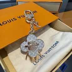 LV钥匙扣 薇薇安新款钥匙扣 包包挂件包饰 SPring Street Chain 包饰将 Monogram 花卉和 L LV钥匙扣 薇薇安新款钥匙扣 包包挂件包饰 SPring Street Chain 包饰将 Monogram 花卉和 L