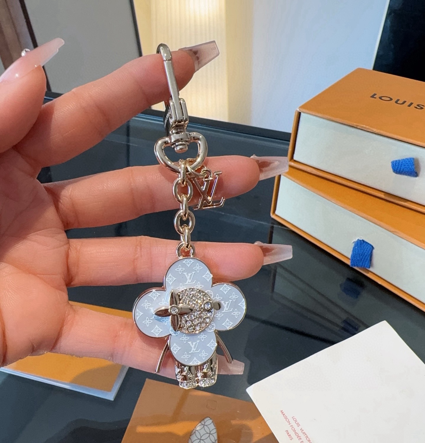 LV钥匙扣 薇薇安新款钥匙扣 包包挂件包饰 SPring Street Chain 包饰将 Monogram 花卉和 L LV钥匙扣 薇薇安新款钥匙扣 包包挂件包饰 SPring Street Chain 包饰将 Monogram 花卉和 L