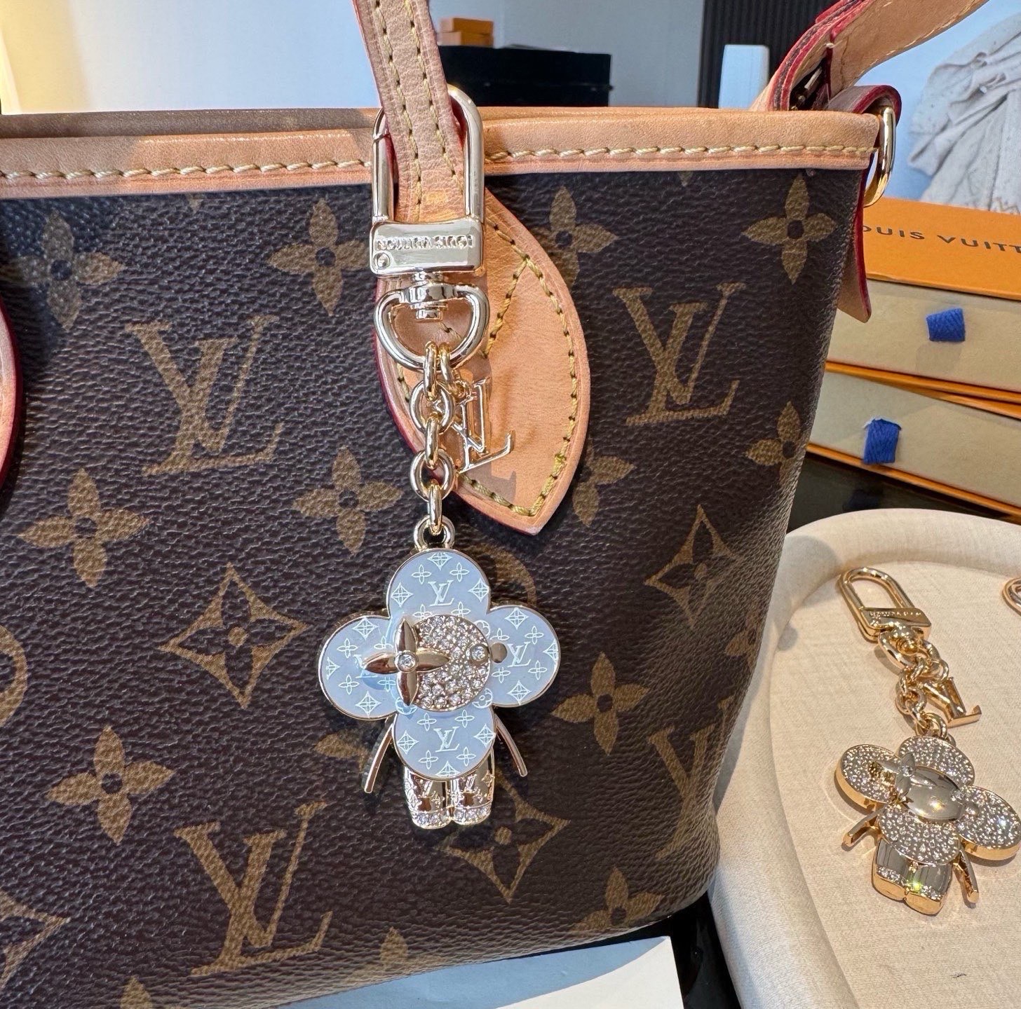 LV钥匙扣 薇薇安新款钥匙扣 包包挂件包饰 SPring Street Chain 包饰将 Monogram 花卉和 L LV钥匙扣 薇薇安新款钥匙扣 包包挂件包饰 SPring Street Chain 包饰将 Monogram 花卉和 L