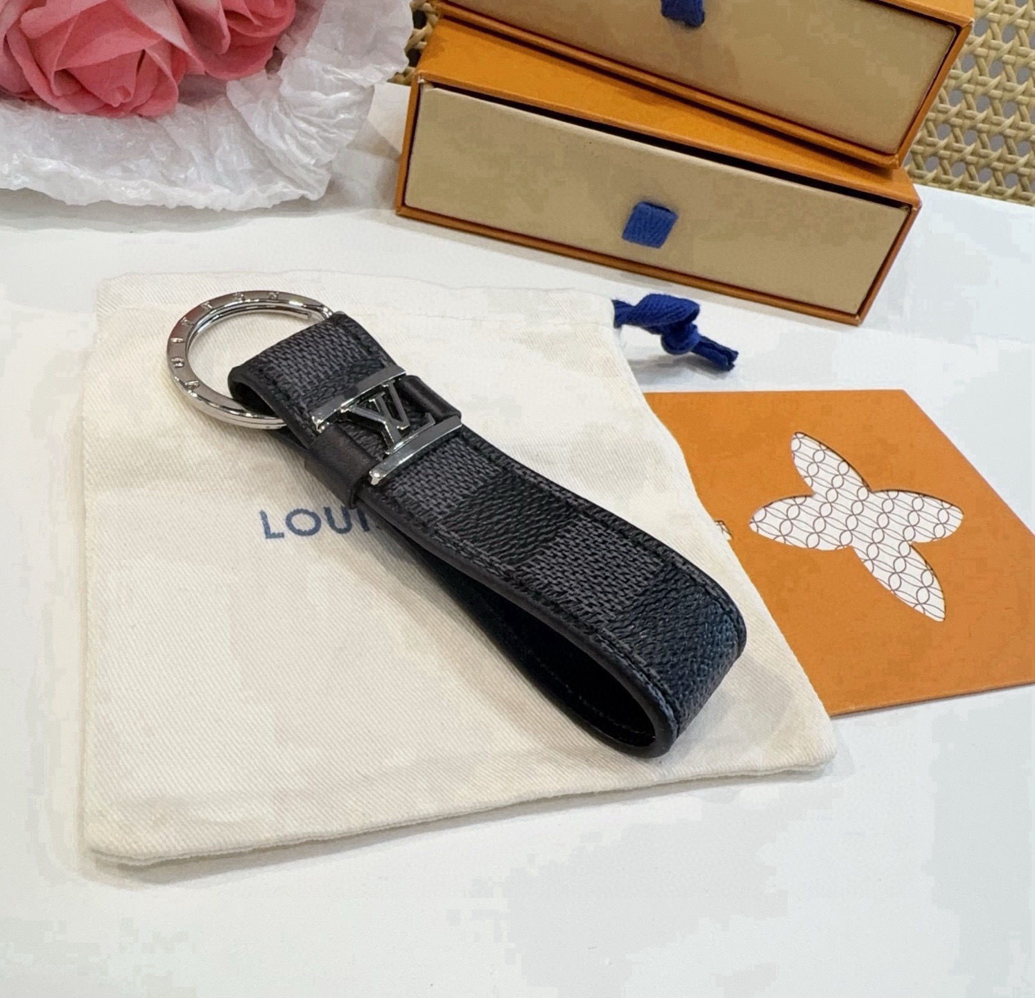 🔥 LOUIS VUITTON 官网款 LV皮绳钥匙扣  挂饰 车钥匙挂件 PU材质  原版logo 确实精致 手感真的