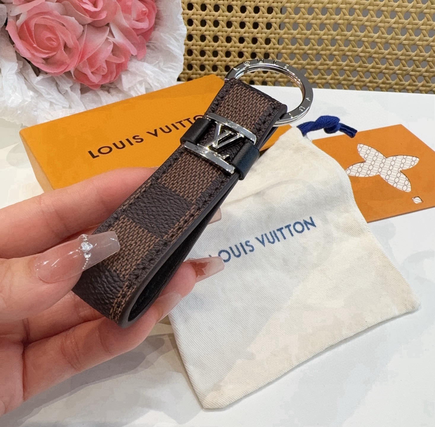 🔥 LOUIS VUITTON 官网款 LV皮绳钥匙扣  挂饰 车钥匙挂件 PU材质  原版logo 确实精致 手感真的