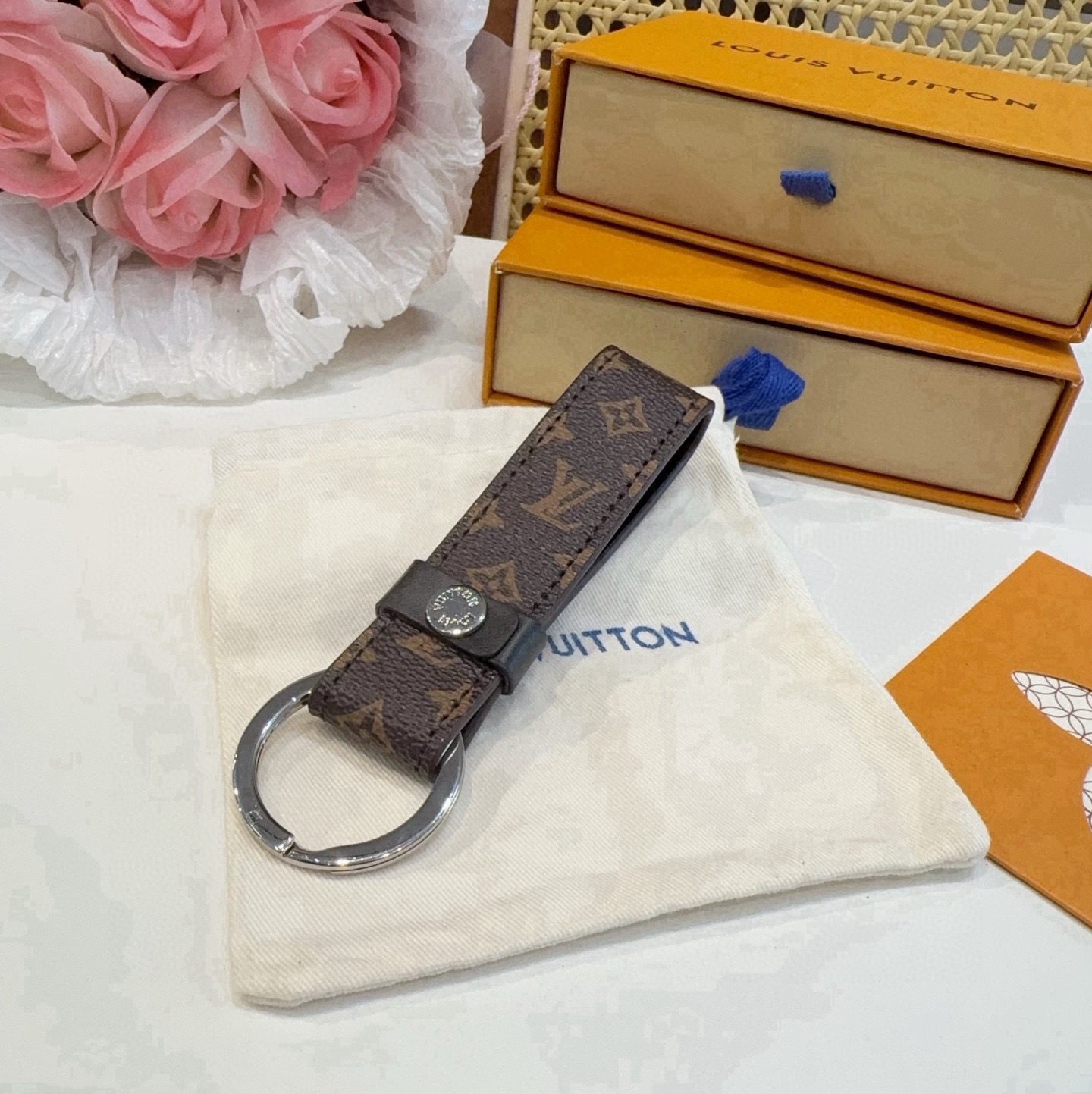 🔥 LOUIS VUITTON 官网款 LV皮绳钥匙扣  挂饰 车钥匙挂件 PU材质  原版logo 确实精致 手感真的