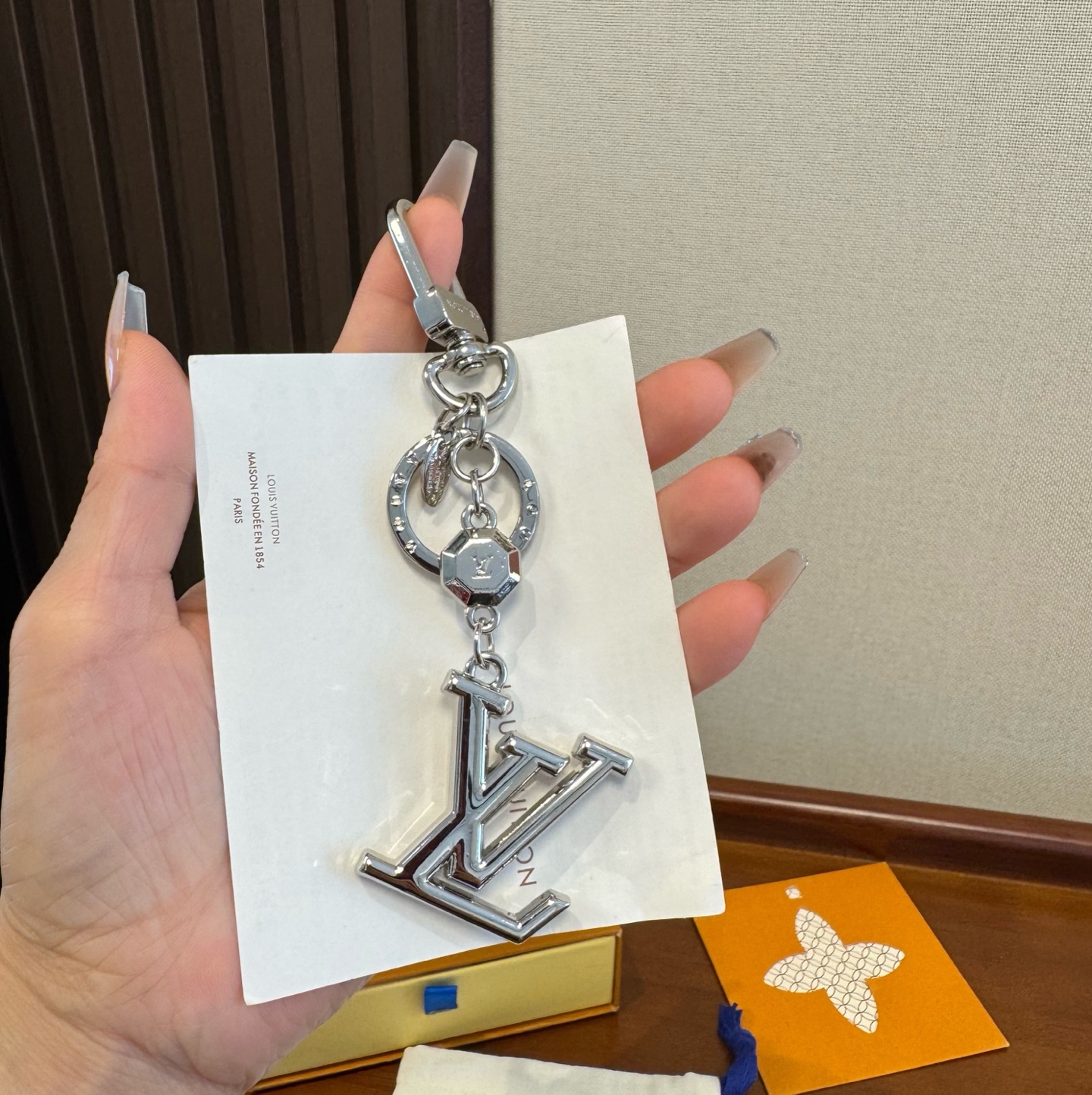 🔥LOUIS VUITTON新款包饰 LV钥匙扣挂件包包挂件包饰 可满足各种时尚品味的实用配饰。凸显时尚个性[强]