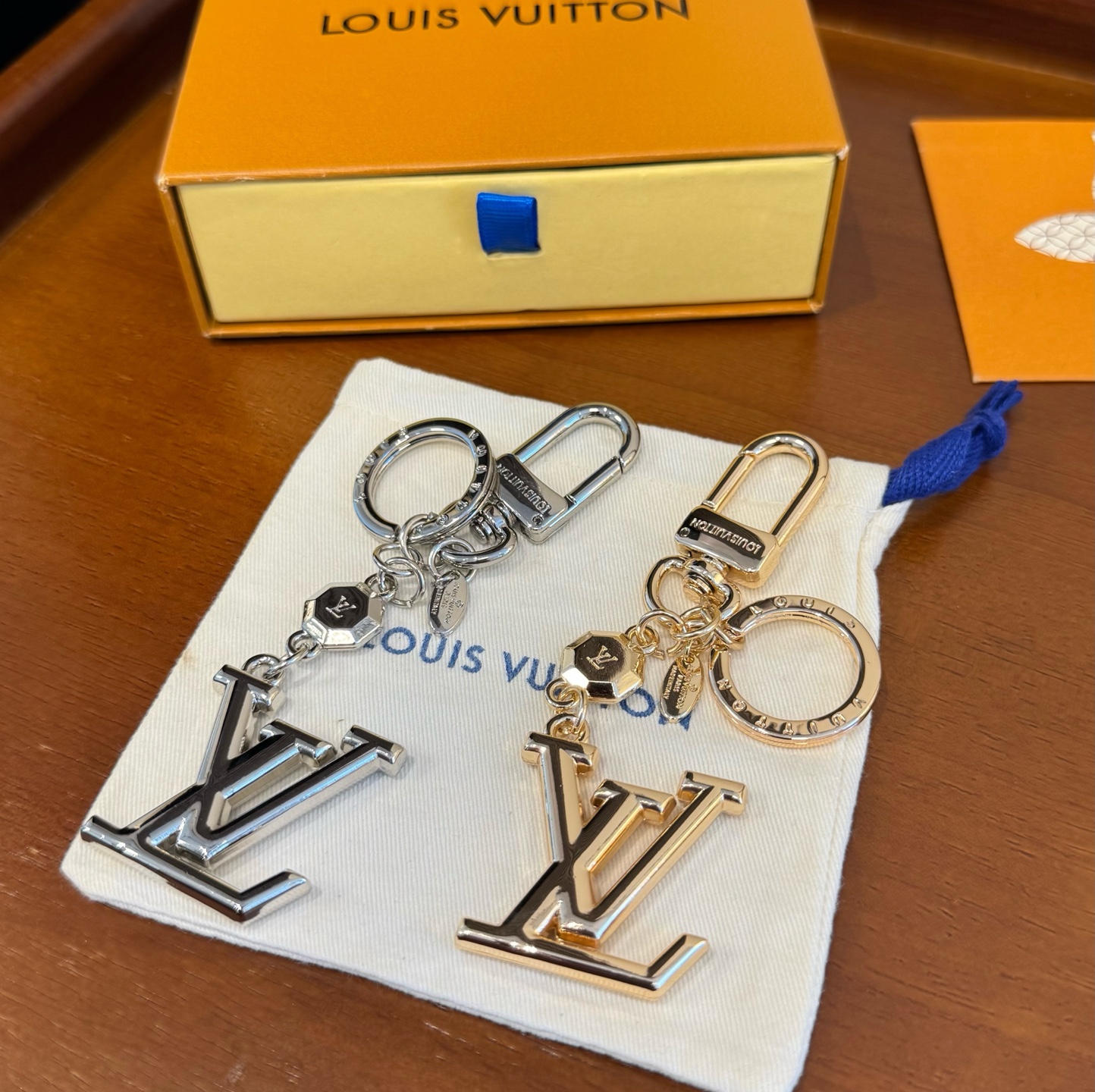 🔥LOUIS VUITTON新款包饰 LV钥匙扣挂件包包挂件包饰 可满足各种时尚品味的实用配饰。凸显时尚个性[强]